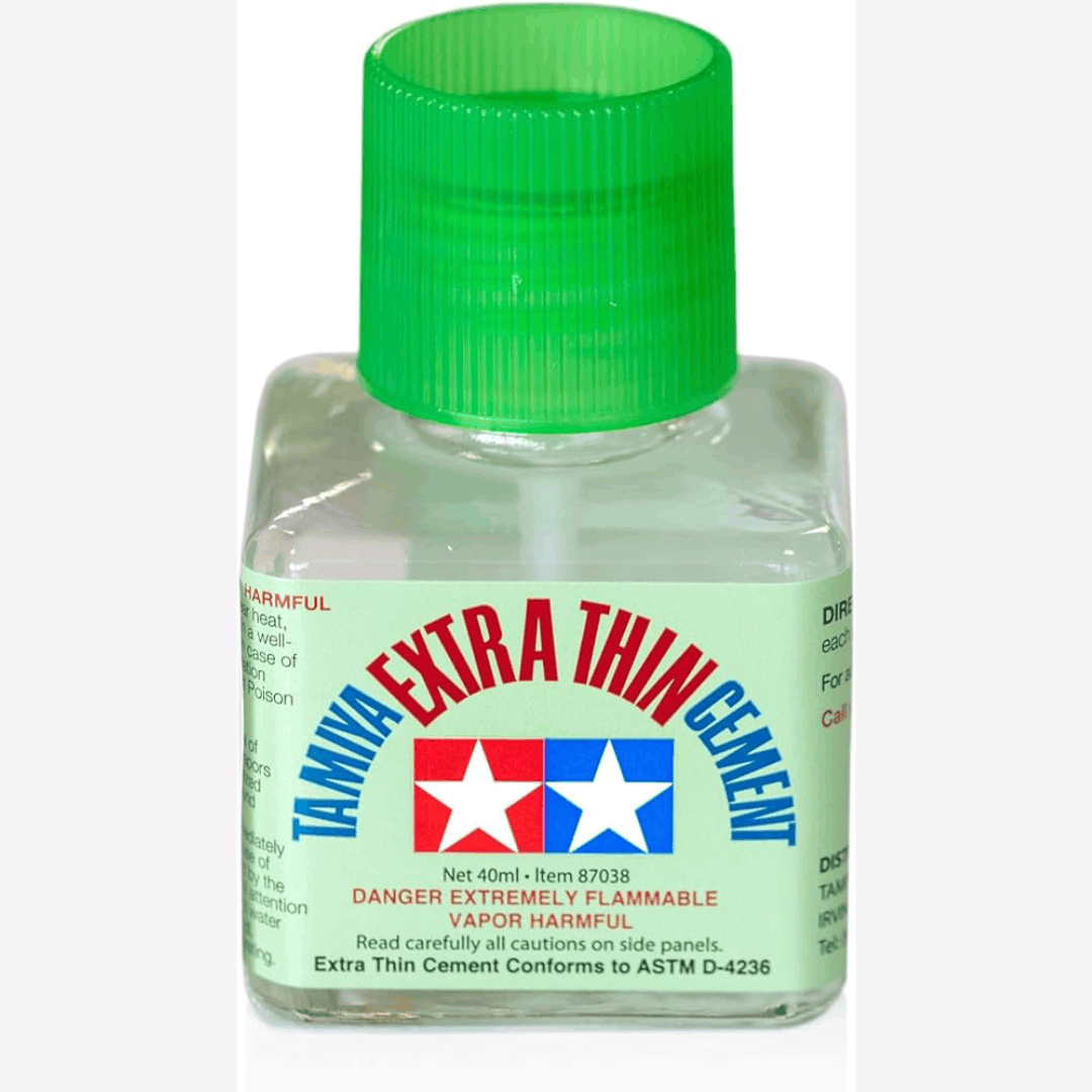 Tamiya Extra Thin Cement 40ml – colla liquida ultra sottile con pennello integrato, ideale per incollare parti di model kit e Gunpla con precisione.