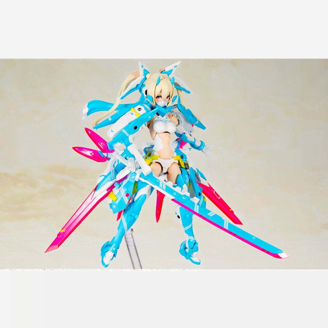 Box model kit ASRA Ninja Aoi Megami Device Kotobukiya con armatura azzurra, posa dinamica e armi ninja dettagliate in scala 1/1