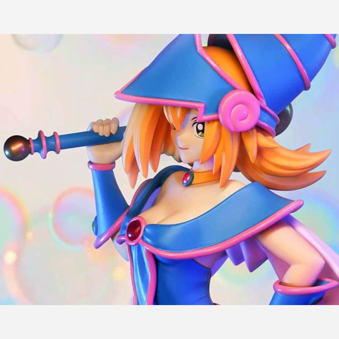 Figure Dark Magician Girl 19cm ABYstyle SFC Yu-Gi-Oh! con bacchetta, outfit blu e rosa, base magica decorata, statuetta da collezione anime.