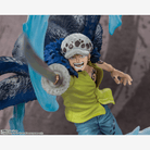 Figure Trafalgar Law Onigashima One Piece 24 cm in PVC con spada Kikoku e base effetto energia – disponibile su Weeaboverse