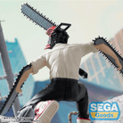 Figure SEGA Chainsaw Man Denji in posa d’azione con motoseghe, statue da collezione anime su Weeaboverse