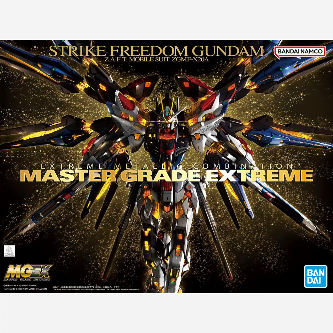 Box MGEX 1/100 Gundam Strike Freedom con ali estese e finiture dorate, modello Master Grade Extreme ispirato a Gundam SEED Destiny.