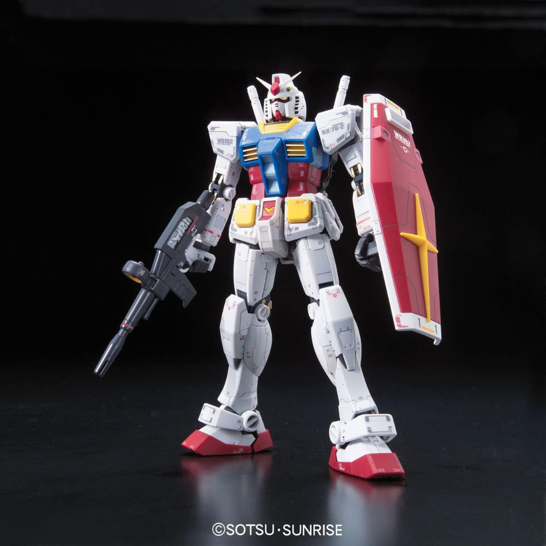 Gunpla RG RX-78-2 Gundam 1/144 Bandai, dettagli fedeli all’anime, kit con frame interno e accessori completo su Weeaboverse.it