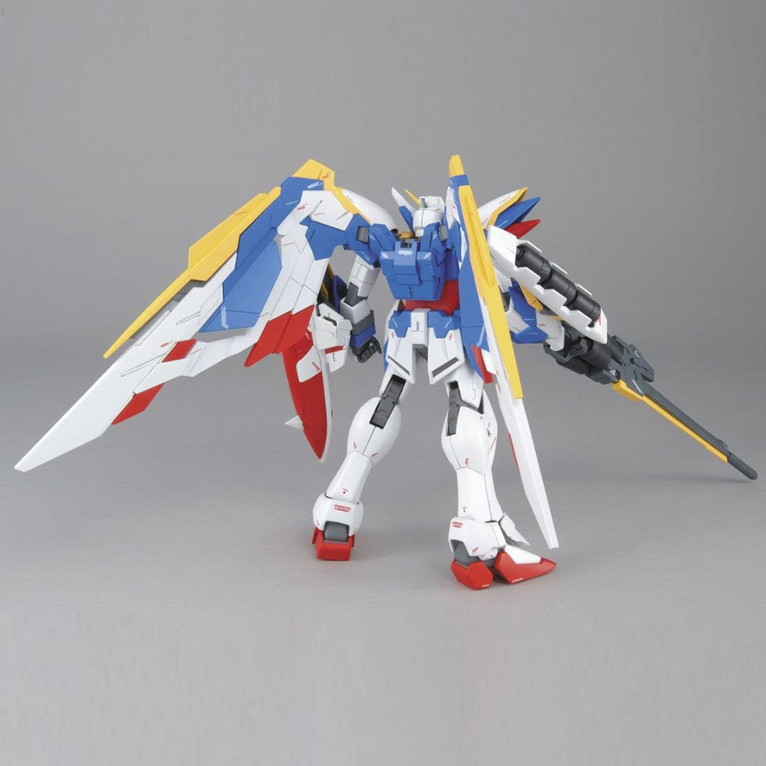 Gunpla MG Wing Gundam EW Ver. 1/100 Bandai – Mobile Suit alato con dettagli anime-accurati, perfetto per fan di Endless Waltz e modellismo Gunpla.