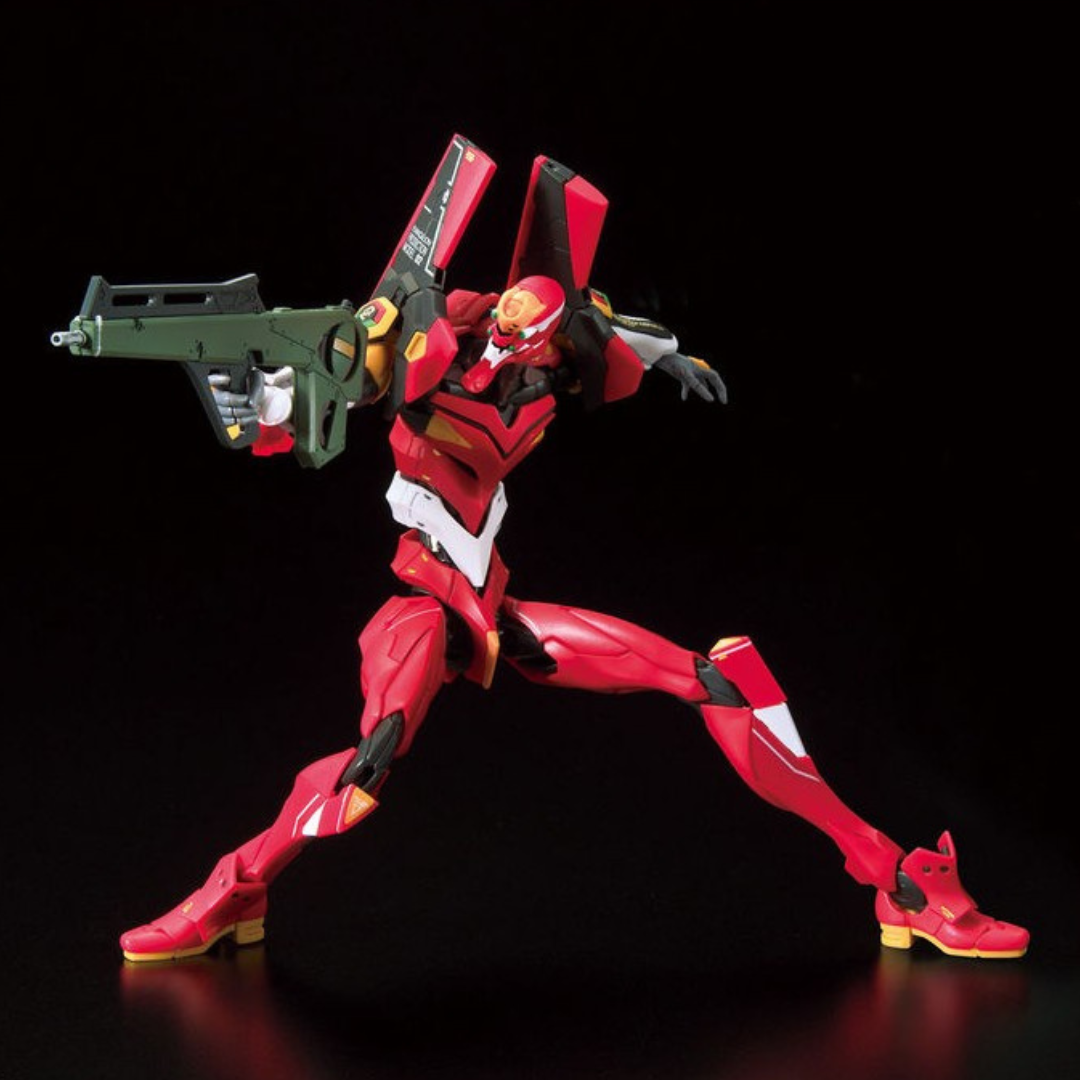 Modello Gunpla Bandai RG Evangelion Production Model-02 articolato, rosso, in posa dinamica con armi, ideale per fan Evangelion e collezionisti Gunpla