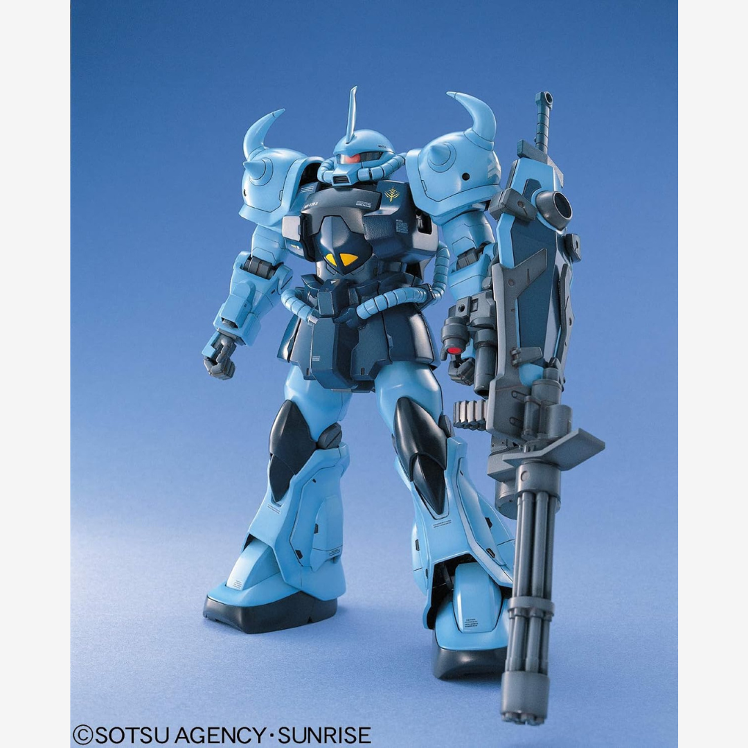 Gunpla MG 1/100 Gouf Custom Bandai con Gatling Shield – Mobile Suit Zeon da assemblare, dettagli realistici, ideale per collezionisti Gundam