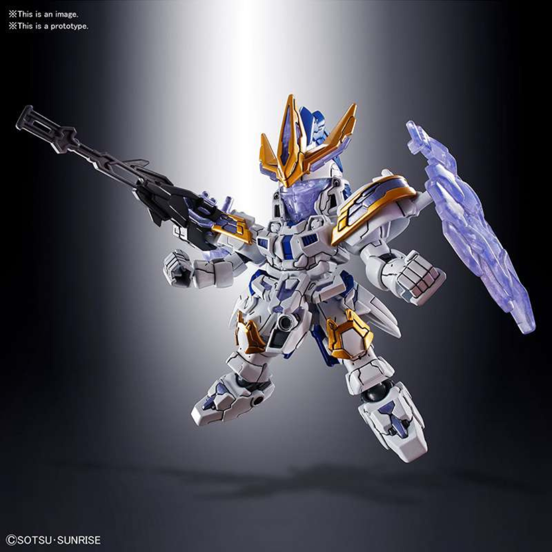 Model Kit SD Gunpla Xiahou Dun Tallgeese III Bandai con armatura oro, scudo e lancia effetto energia, facile da assemblare senza colla né vernice.
