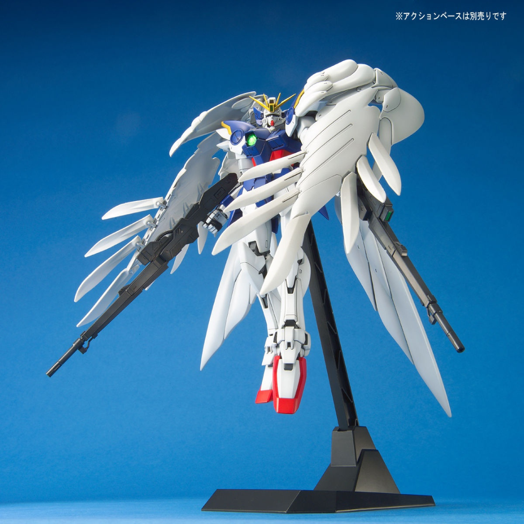Gunpla MG Wing Gundam Zero Endless Waltz 1/100 Bandai – modello con ali mobili, doppio fucile e design iconico. Kit da collezione senza colla.