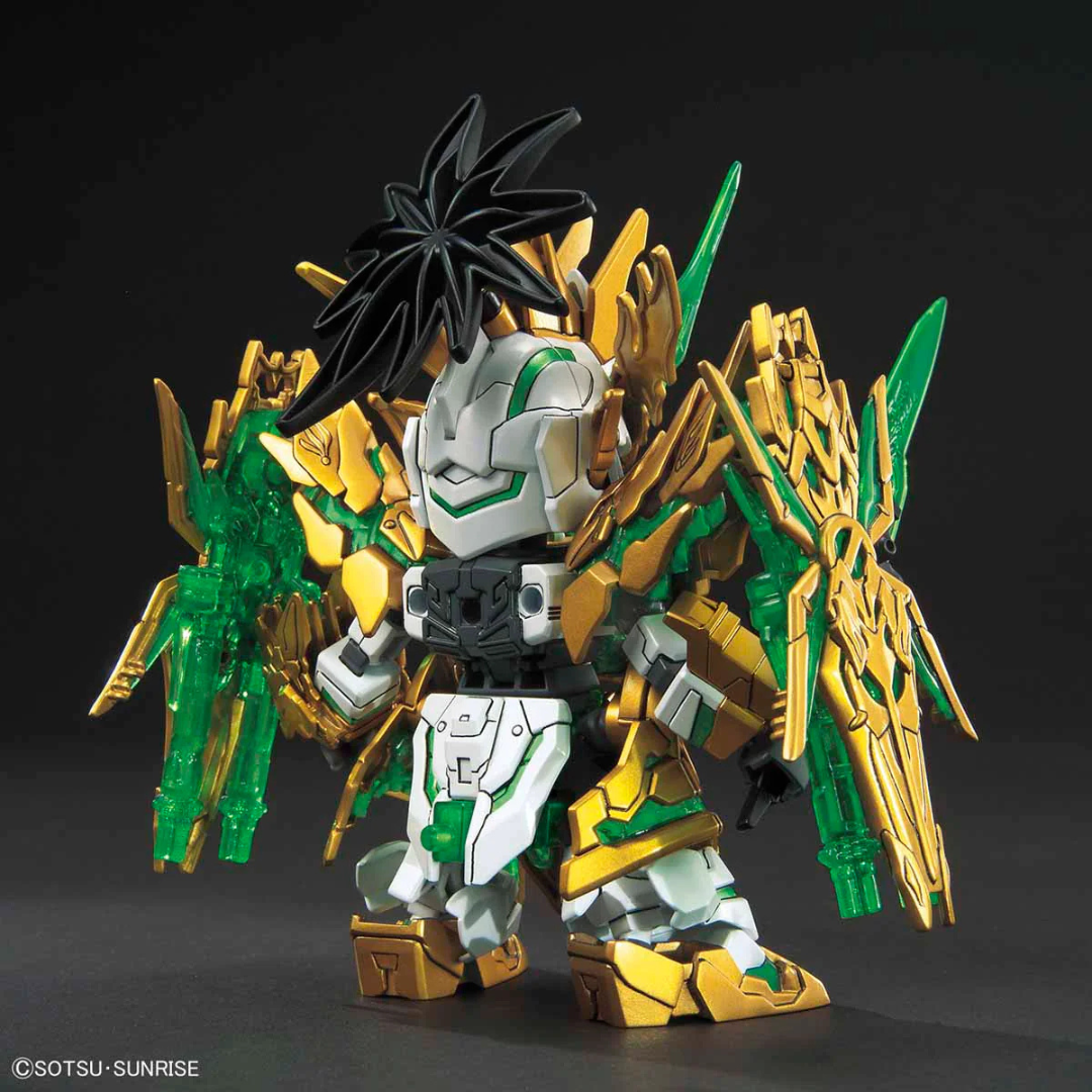 Gunpla SD Long Xian Liu Bei Unicorn Gundam dorato con doppia lama verde, armatura lucente e dettagli epici – kit Bandai da montare senza colla.