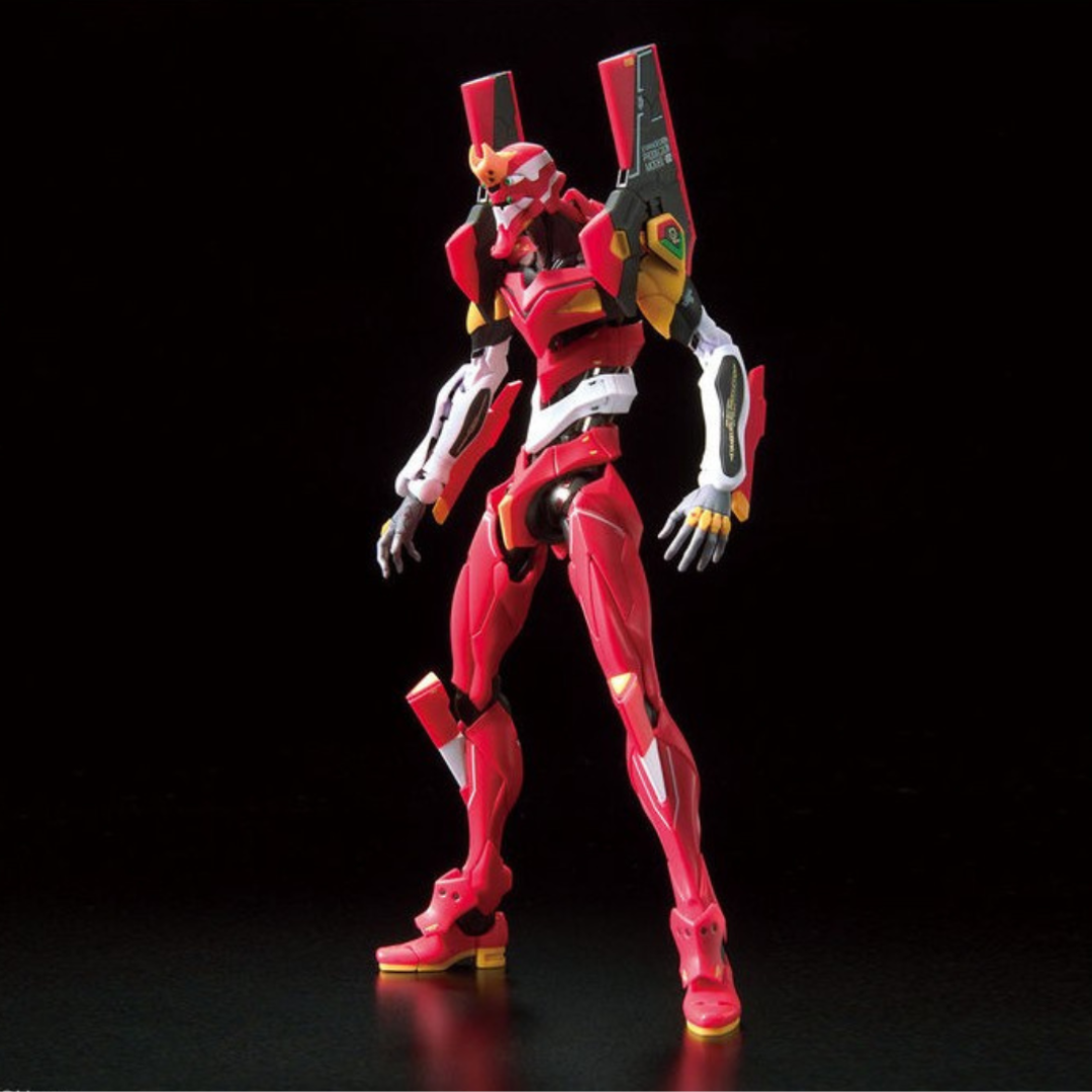 Modello Gunpla Bandai RG Evangelion Production Model-02 articolato, rosso, in posa dinamica con armi, ideale per fan Evangelion e collezionisti Gunpla