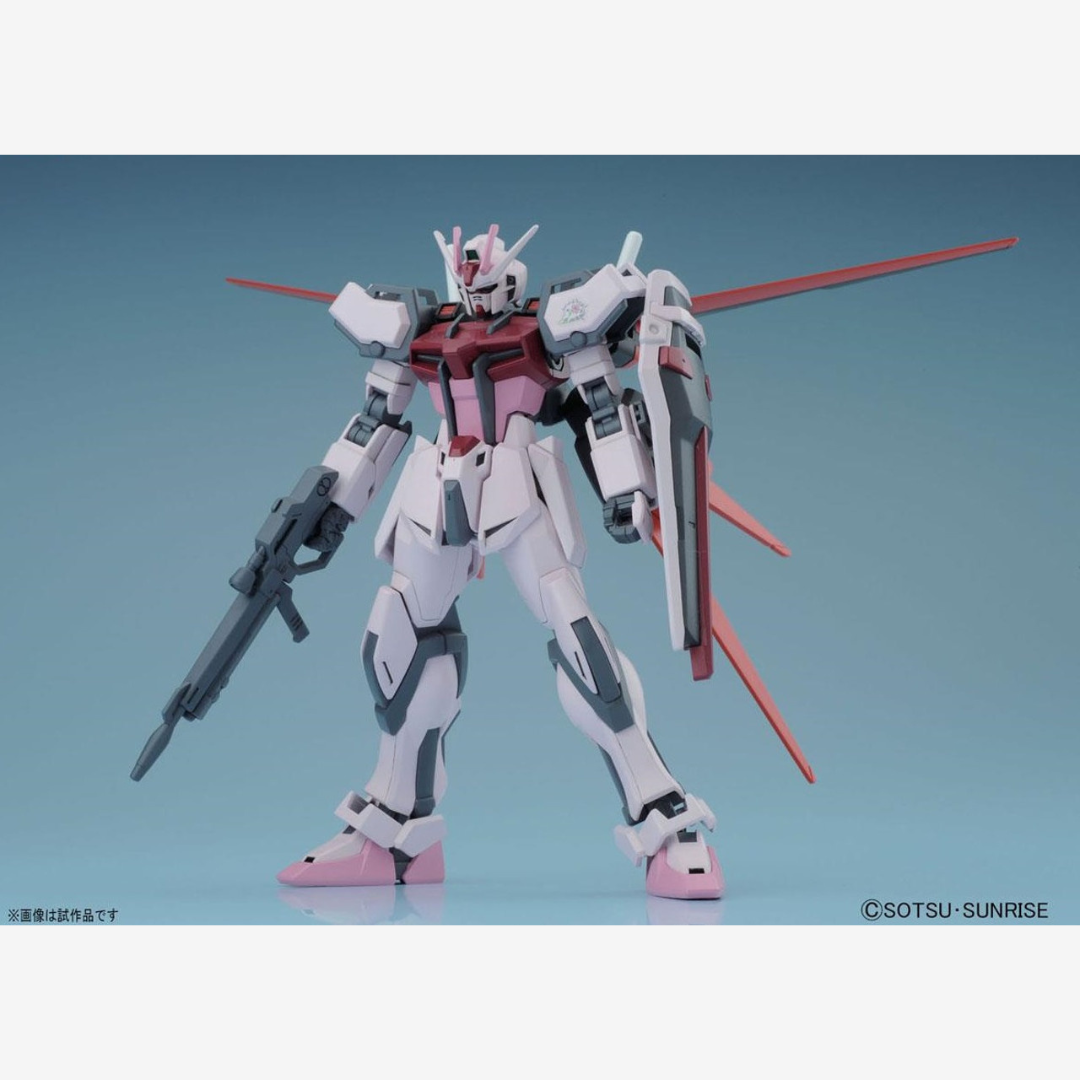 Gunpla Bandai HG 1/144 MBF-02+AQM/E-X01 Strike Rouge da Gundam SEED, kit da assemblare senza colla, mobile suit rosa iconico della Cosmic Era.