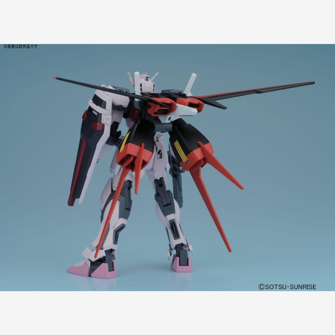 Gunpla Bandai HG 1/144 MBF-02+AQM/E-X01 Strike Rouge da Gundam SEED, kit da assemblare senza colla, mobile suit rosa iconico della Cosmic Era.