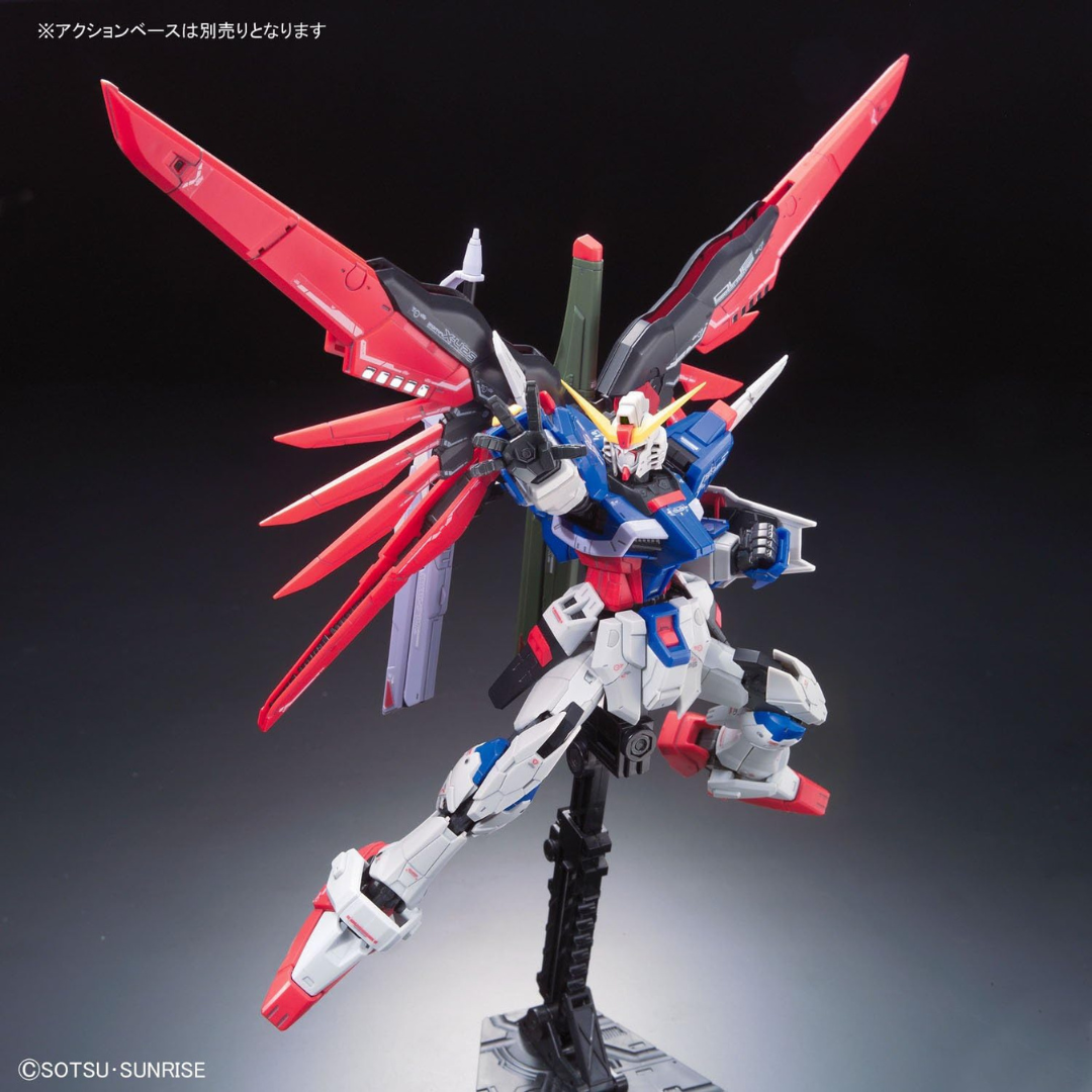 Gunpla RG Destiny Gundam 1/144 Bandai con ali rosse, armi multiple e dettagli dinamici ispirati alla serie Gundam SEED Destiny