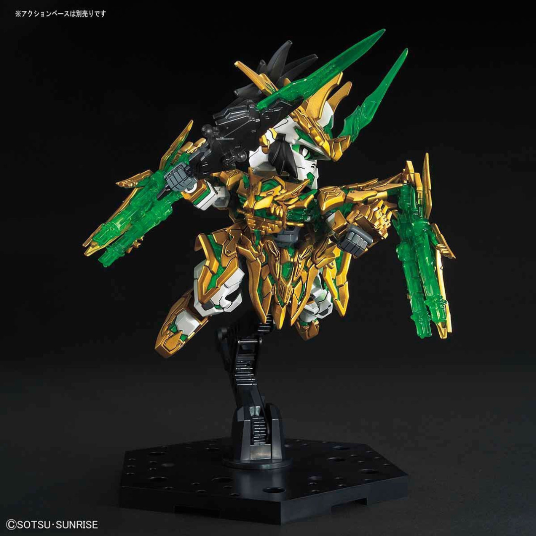 Gunpla SD Long Xian Liu Bei Unicorn Gundam dorato con doppia lama verde, armatura lucente e dettagli epici – kit Bandai da montare senza colla.