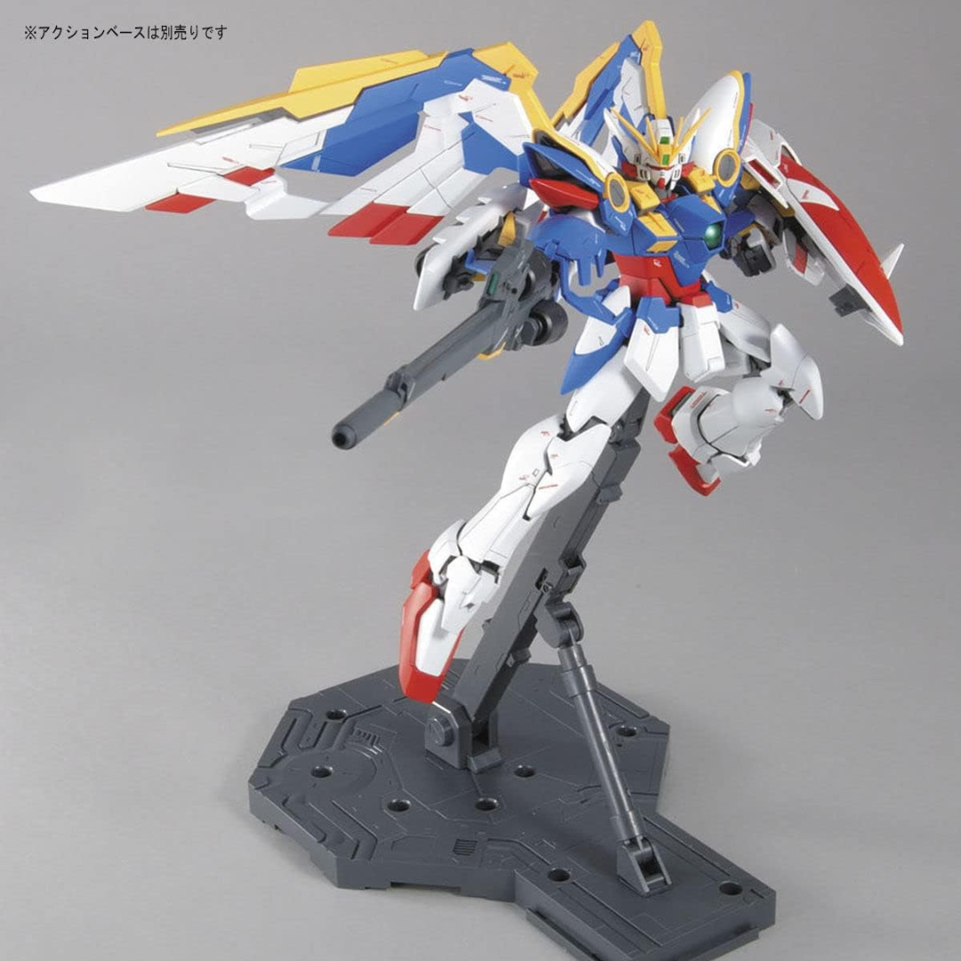 Gunpla MG Wing Gundam EW Ver. 1/100 Bandai – Mobile Suit alato con dettagli anime-accurati, perfetto per fan di Endless Waltz e modellismo Gunpla.