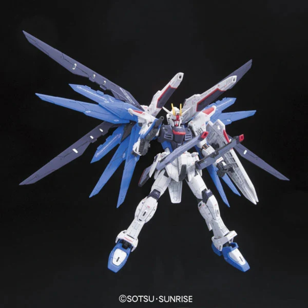 Freedom Gundam RG 1/144 Bandai con ali Full Burst Mode e dettagli realistici. Gunpla ZGMF-X10A per fan di Gundam SEED su weeaboverse.it