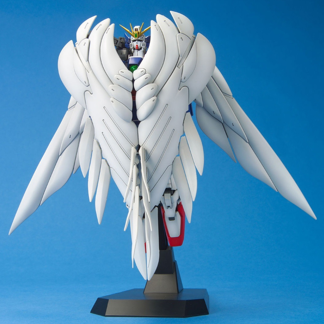 Gunpla MG Wing Gundam Zero Endless Waltz 1/100 Bandai – modello con ali mobili, doppio fucile e design iconico. Kit da collezione senza colla.