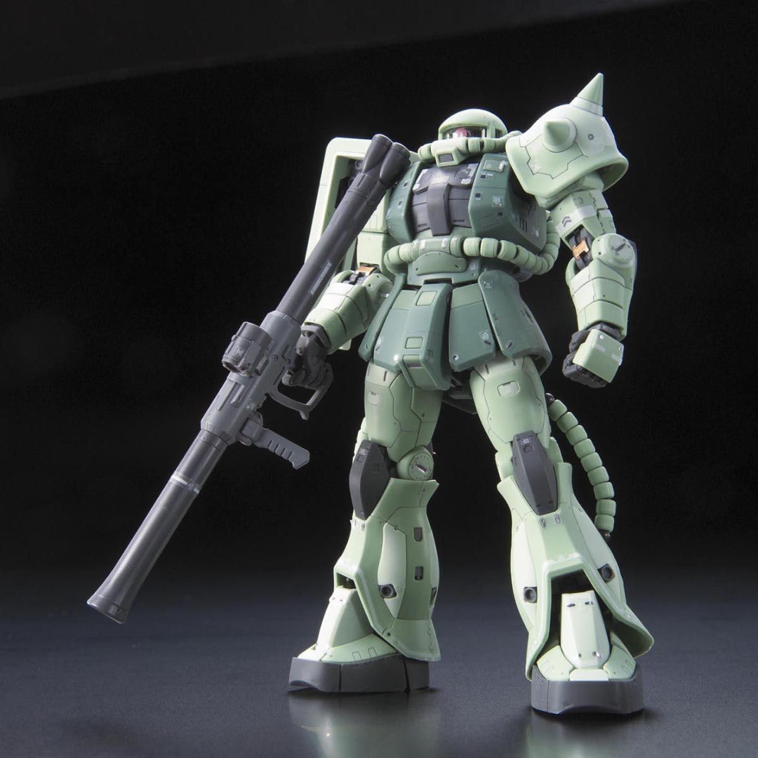 Gunpla RG 1/144 MS-06F Zaku II Mass Production Bandai, modello Real Grade ultra dettagliato da assemblare senza colla con armi e inner frame incluso.