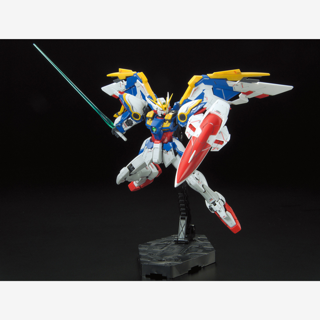 Gunpla RG Wing Gundam EW 1/144 trasformabile in Bird Mode, dettagli realistici, kit Bandai originale disponibile su Weeaboverse.it
