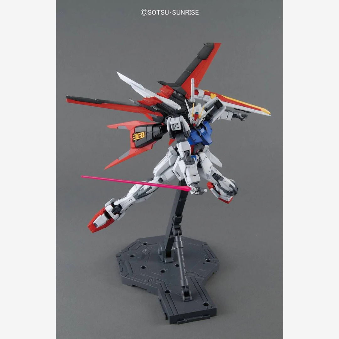 Box Gunpla MG Aile Strike Gundam Bandai – Master Grade Gundam SEED, kit da assemblare con Aile Striker Pack, senza colla né verniciatura.