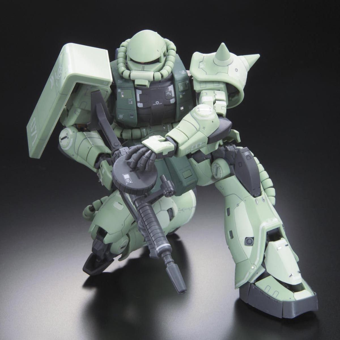 Gunpla RG 1/144 MS-06F Zaku II Mass Production Bandai, modello Real Grade ultra dettagliato da assemblare senza colla con armi e inner frame incluso.