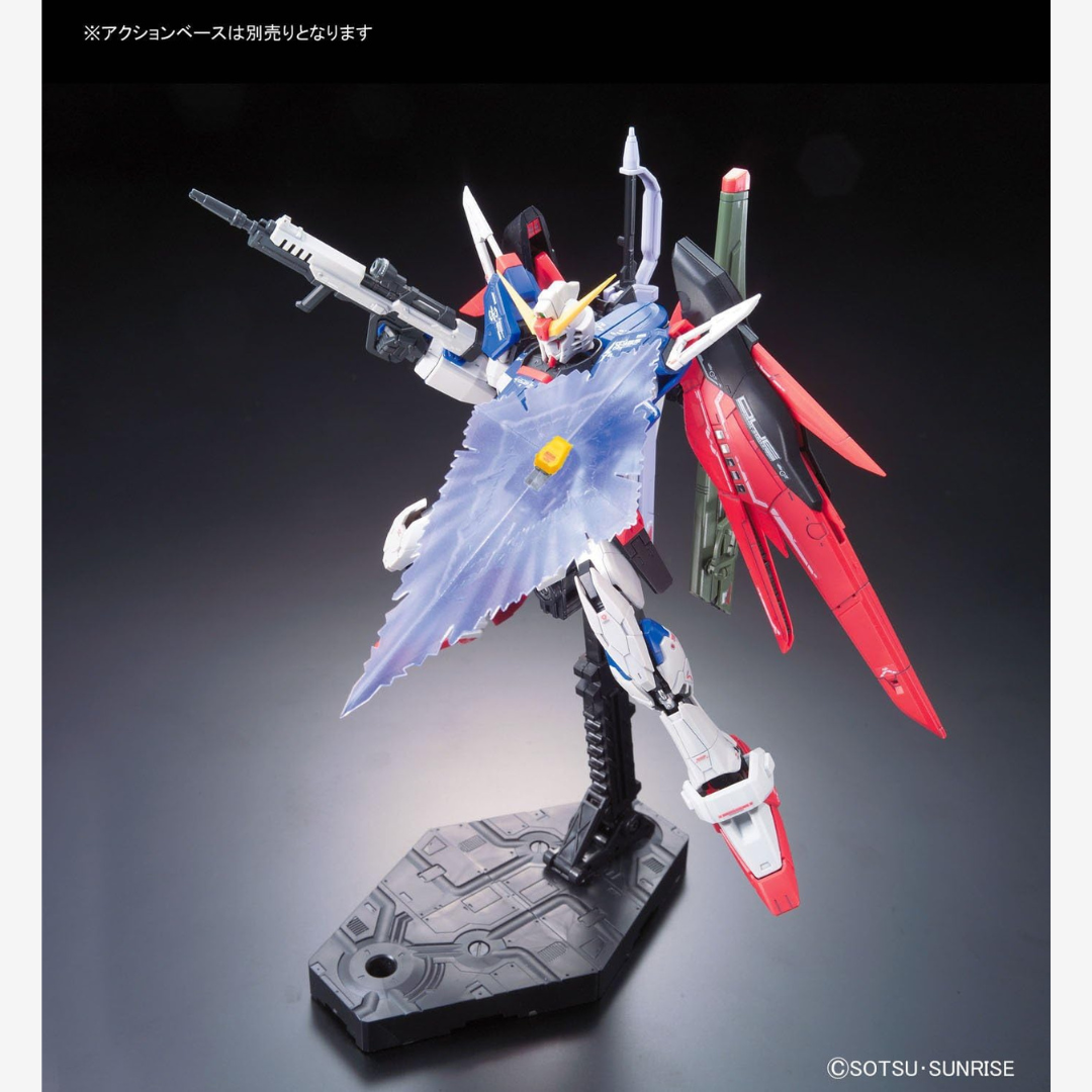 Gunpla RG Destiny Gundam 1/144 Bandai con ali rosse, armi multiple e dettagli dinamici ispirati alla serie Gundam SEED Destiny