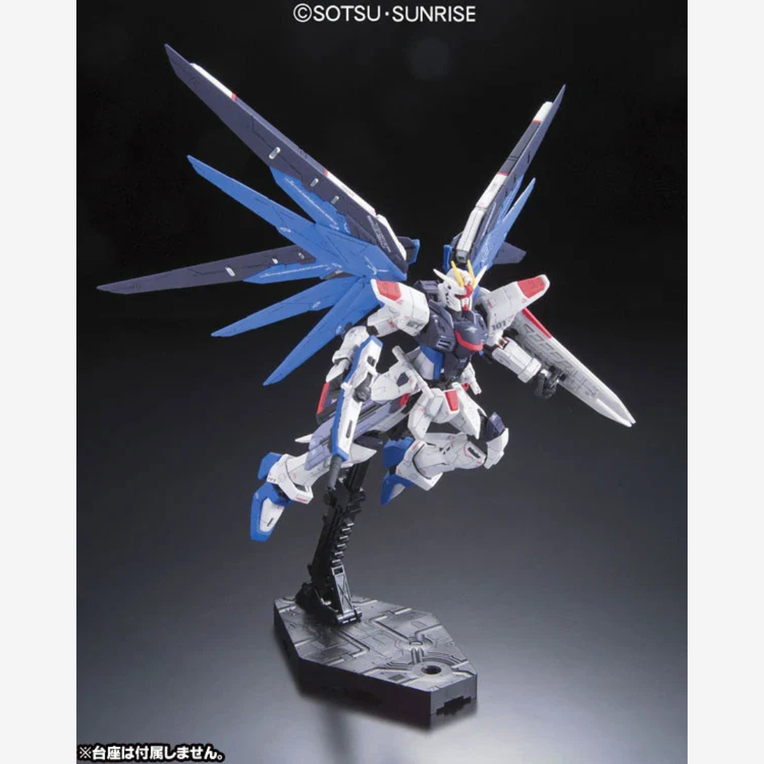 Freedom Gundam RG 1/144 Bandai con ali Full Burst Mode e dettagli realistici. Gunpla ZGMF-X10A per fan di Gundam SEED su weeaboverse.it