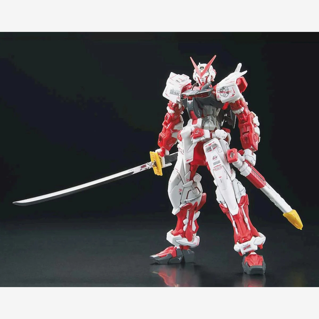 Gunpla RG Gundam Astray Red Frame 1/144 Bandai con katana Gerbera, design samurai rosso e bianco, altamente posabile, da montare senza colla