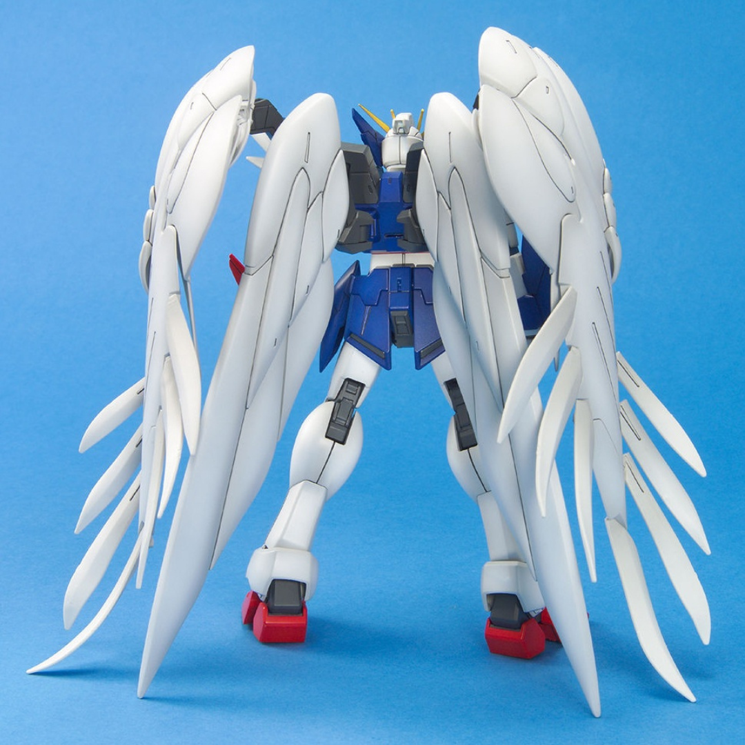 Gunpla MG Wing Gundam Zero Endless Waltz 1/100 Bandai – modello con ali mobili, doppio fucile e design iconico. Kit da collezione senza colla.