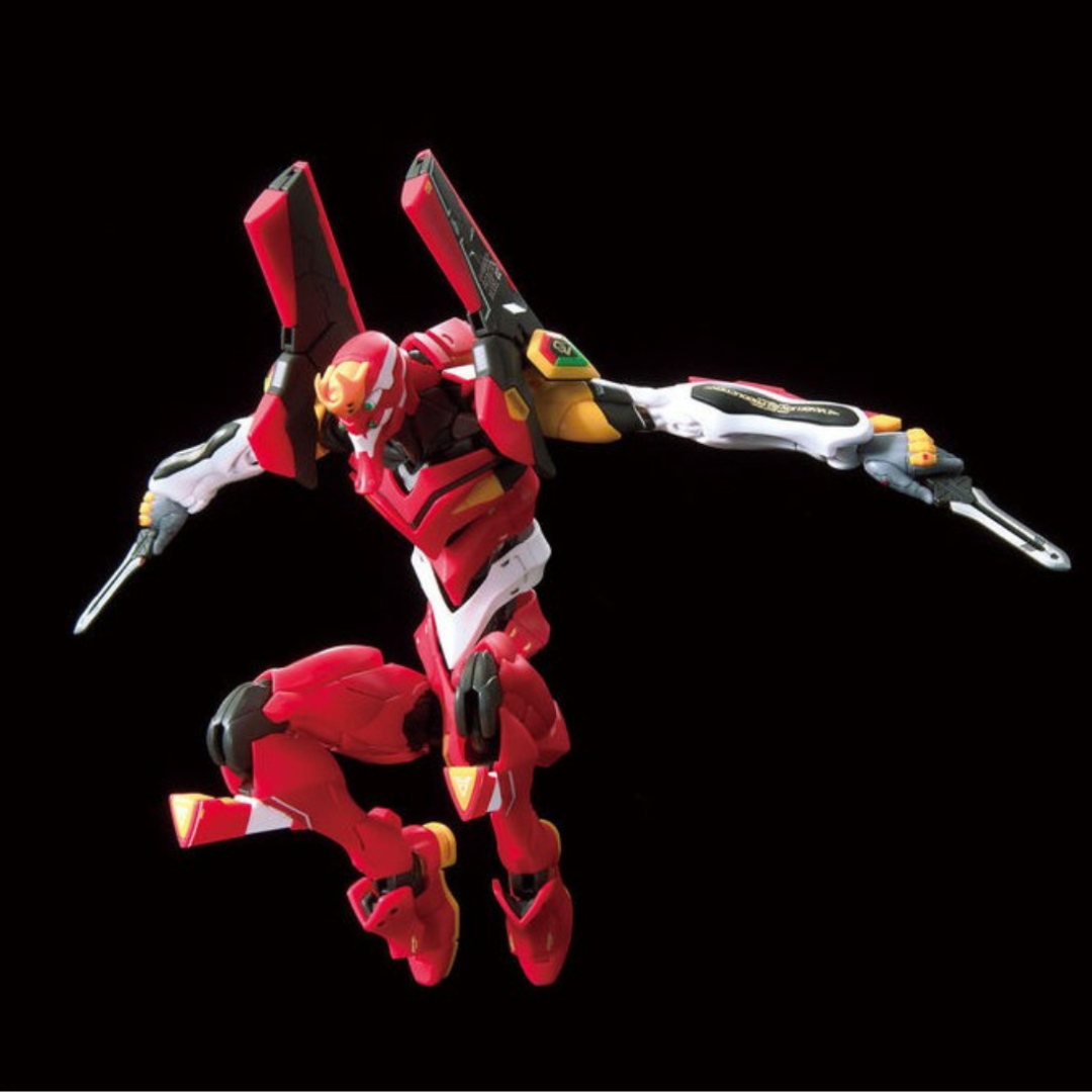 Modello Gunpla Bandai RG Evangelion Production Model-02 articolato, rosso, in posa dinamica con armi, ideale per fan Evangelion e collezionisti Gunpla