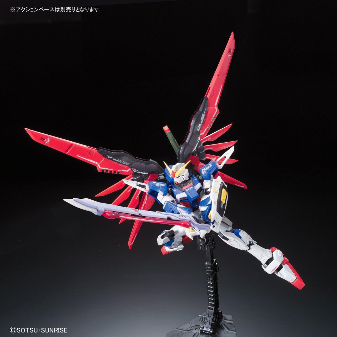 Gunpla RG Destiny Gundam 1/144 Bandai con ali rosse, armi multiple e dettagli dinamici ispirati alla serie Gundam SEED Destiny