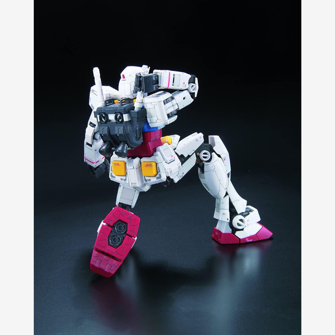 Gunpla RG RX-78-2 Gundam 1/144 Bandai, dettagli fedeli all’anime, kit con frame interno e accessori completo su Weeaboverse.it