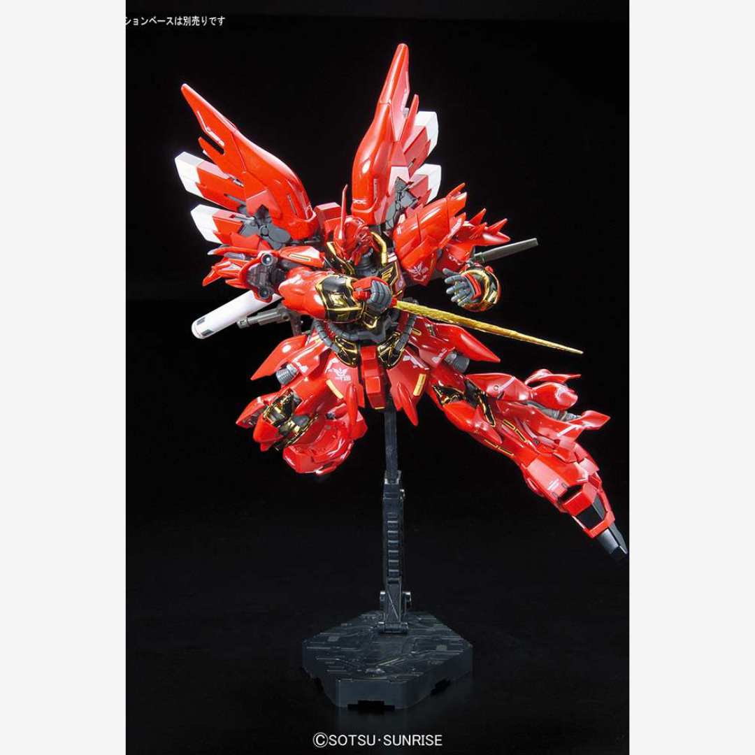 Gunpla RG 1/144 Sinanju Bandai – mobile suit Neo Zeon rosso con dettagli dorati, inner frame realistico e articolazioni mobili, kit senza colla né vernice.