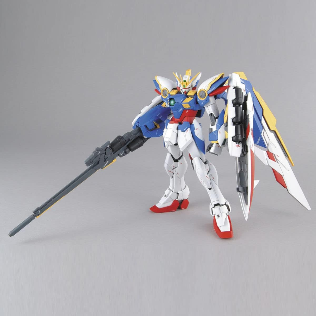 Gunpla MG Wing Gundam EW Ver. 1/100 Bandai – Mobile Suit alato con dettagli anime-accurati, perfetto per fan di Endless Waltz e modellismo Gunpla.