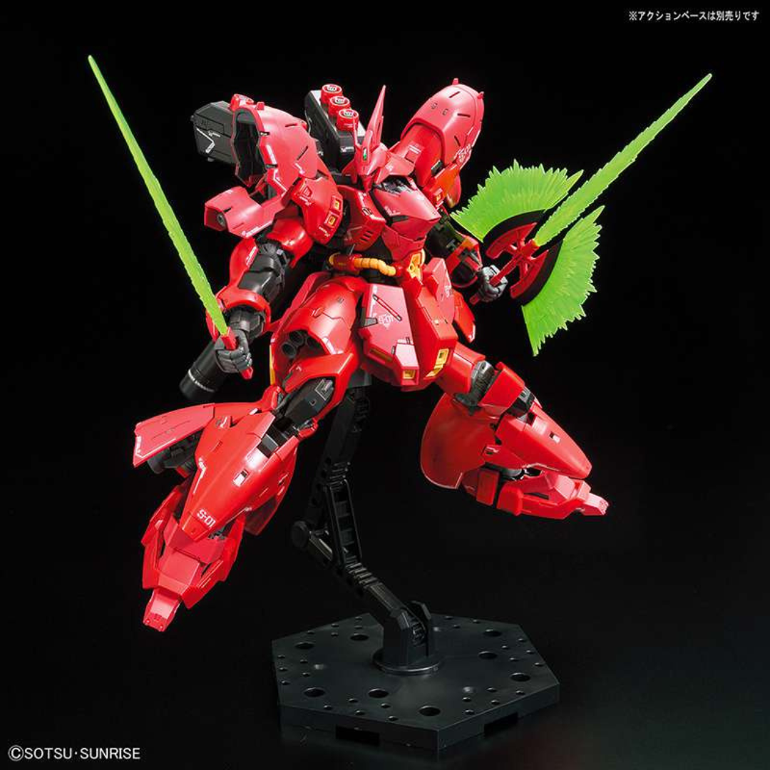 Gunpla RG MSN-04 Sazabi 1/144 in posa d’azione, mobile suit rosso di Char Aznable da montare, dettaglio realistico e armi incluse Bandai