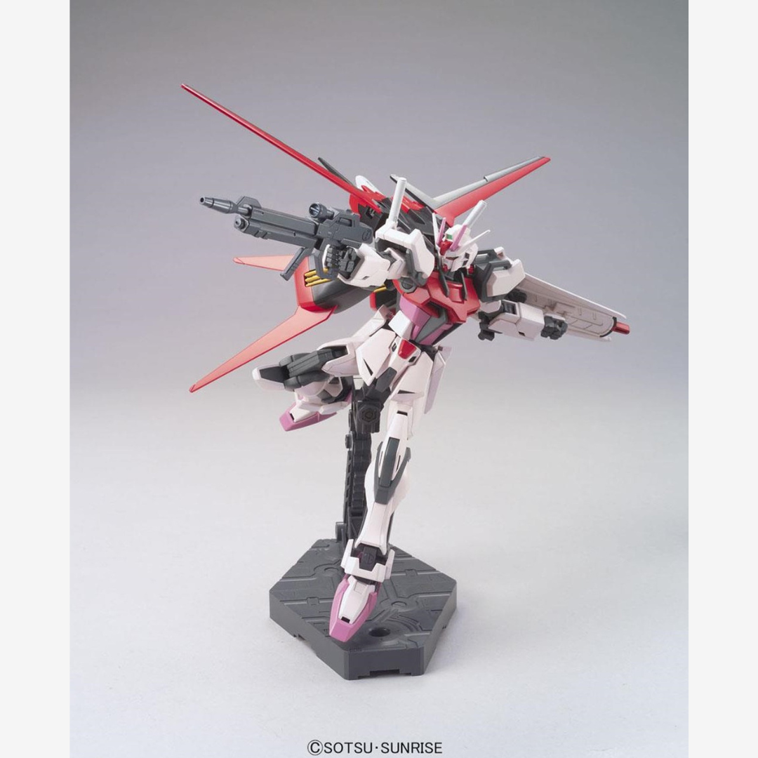 Gunpla Bandai HG 1/144 MBF-02+AQM/E-X01 Strike Rouge da Gundam SEED, kit da assemblare senza colla, mobile suit rosa iconico della Cosmic Era.