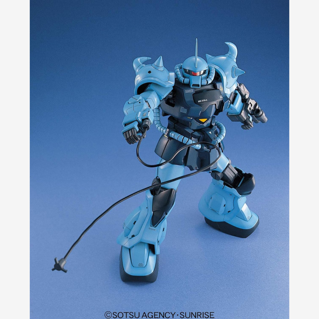 Gunpla MG 1/100 Gouf Custom Bandai con Gatling Shield – Mobile Suit Zeon da assemblare, dettagli realistici, ideale per collezionisti Gundam