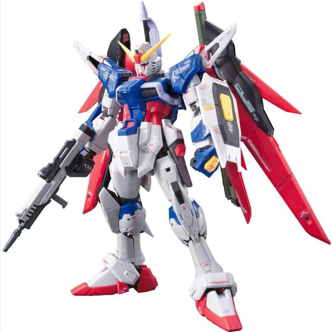 Gunpla RG Destiny Gundam 1/144 Bandai con ali rosse, armi multiple e dettagli dinamici ispirati alla serie Gundam SEED Destiny