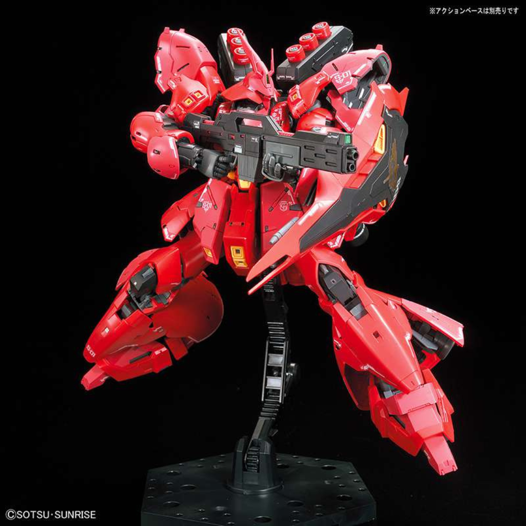 Gunpla RG MSN-04 Sazabi 1/144 in posa d’azione, mobile suit rosso di Char Aznable da montare, dettaglio realistico e armi incluse Bandai