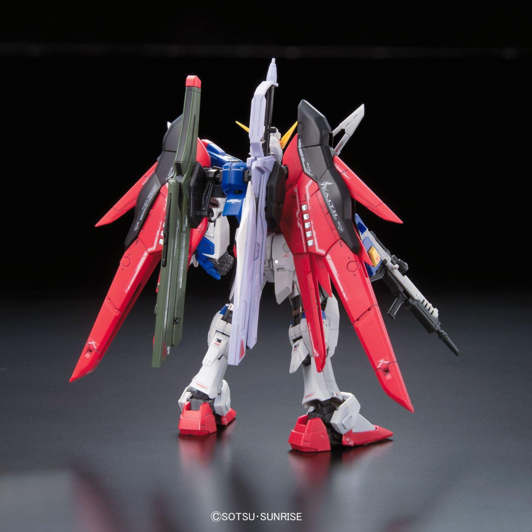 Gunpla RG Destiny Gundam 1/144 Bandai con ali rosse, armi multiple e dettagli dinamici ispirati alla serie Gundam SEED Destiny