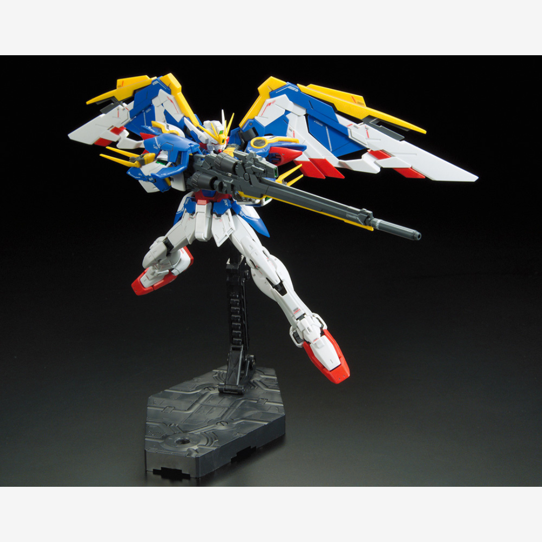 Gunpla RG Wing Gundam EW 1/144 trasformabile in Bird Mode, dettagli realistici, kit Bandai originale disponibile su Weeaboverse.it