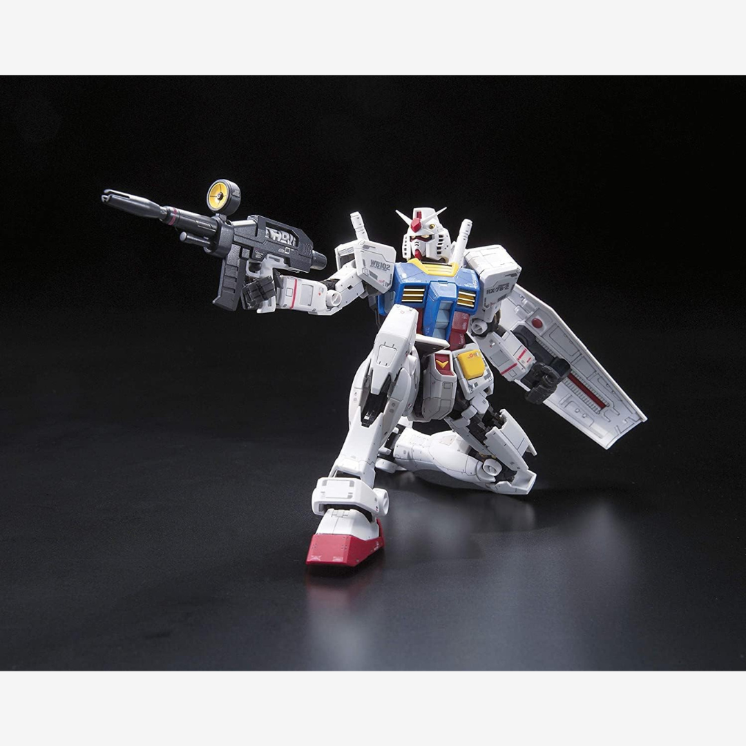 Gunpla RG RX-78-2 Gundam 1/144 Bandai, dettagli fedeli all’anime, kit con frame interno e accessori completo su Weeaboverse.it