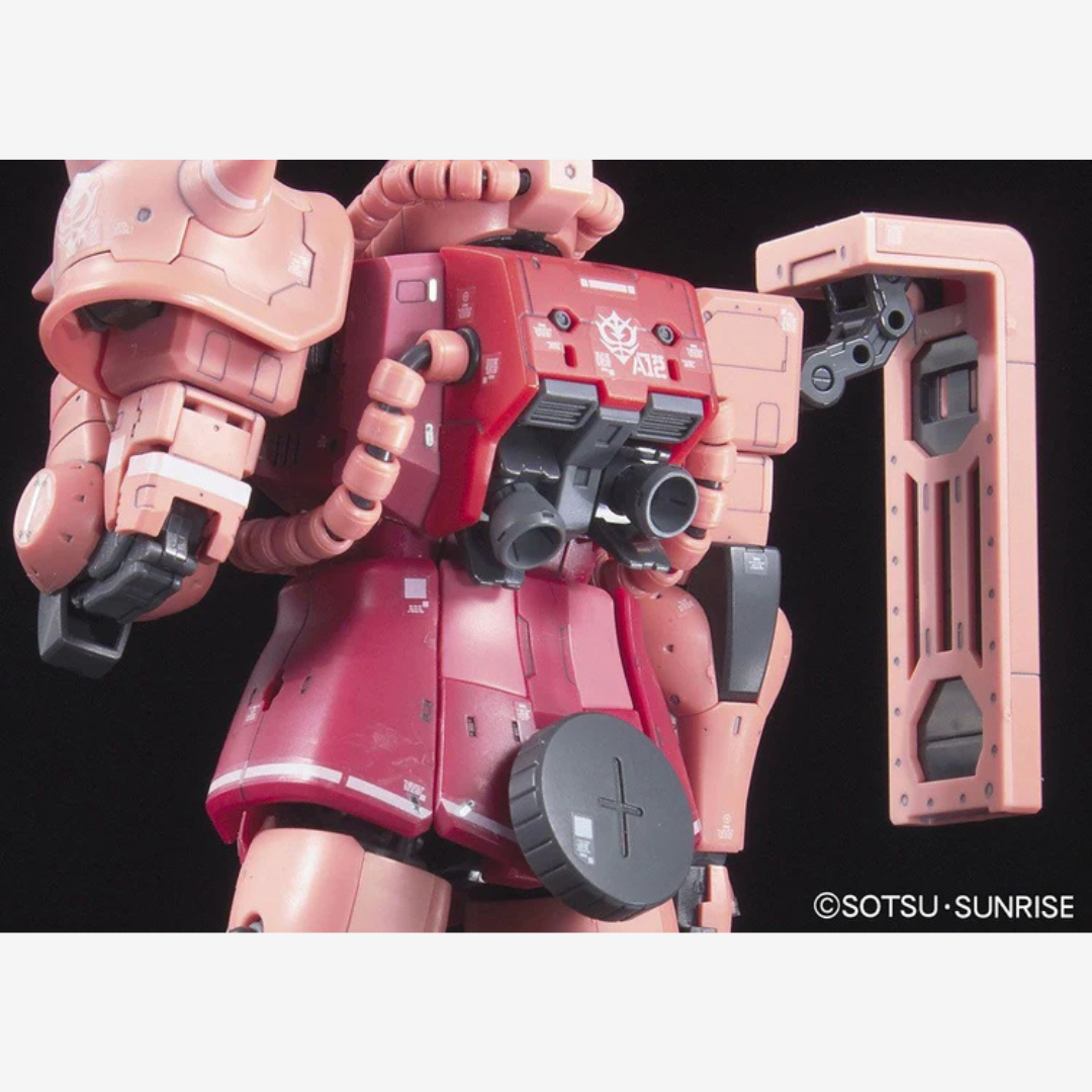 RG 1/144 MS-06S Zaku II Char Aznable Custom Gunpla Real Grade Bandai, kit dettagliato da assemblare senza colla con armamenti completi e inner frame.