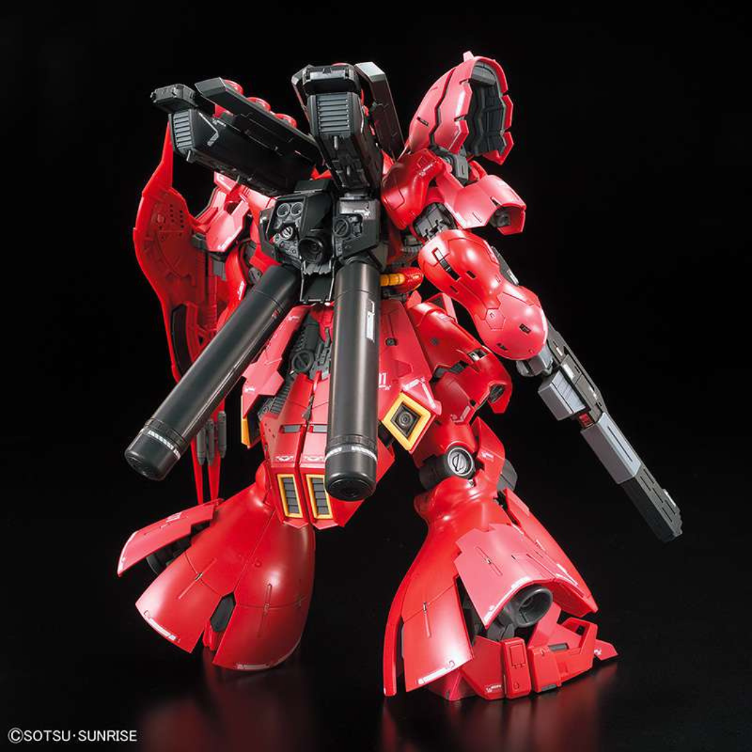 Gunpla RG MSN-04 Sazabi 1/144 in posa d’azione, mobile suit rosso di Char Aznable da montare, dettaglio realistico e armi incluse Bandai