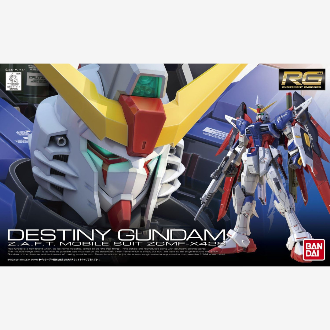 Gunpla RG Destiny Gundam 1/144 Bandai con ali rosse, armi multiple e dettagli dinamici ispirati alla serie Gundam SEED Destiny