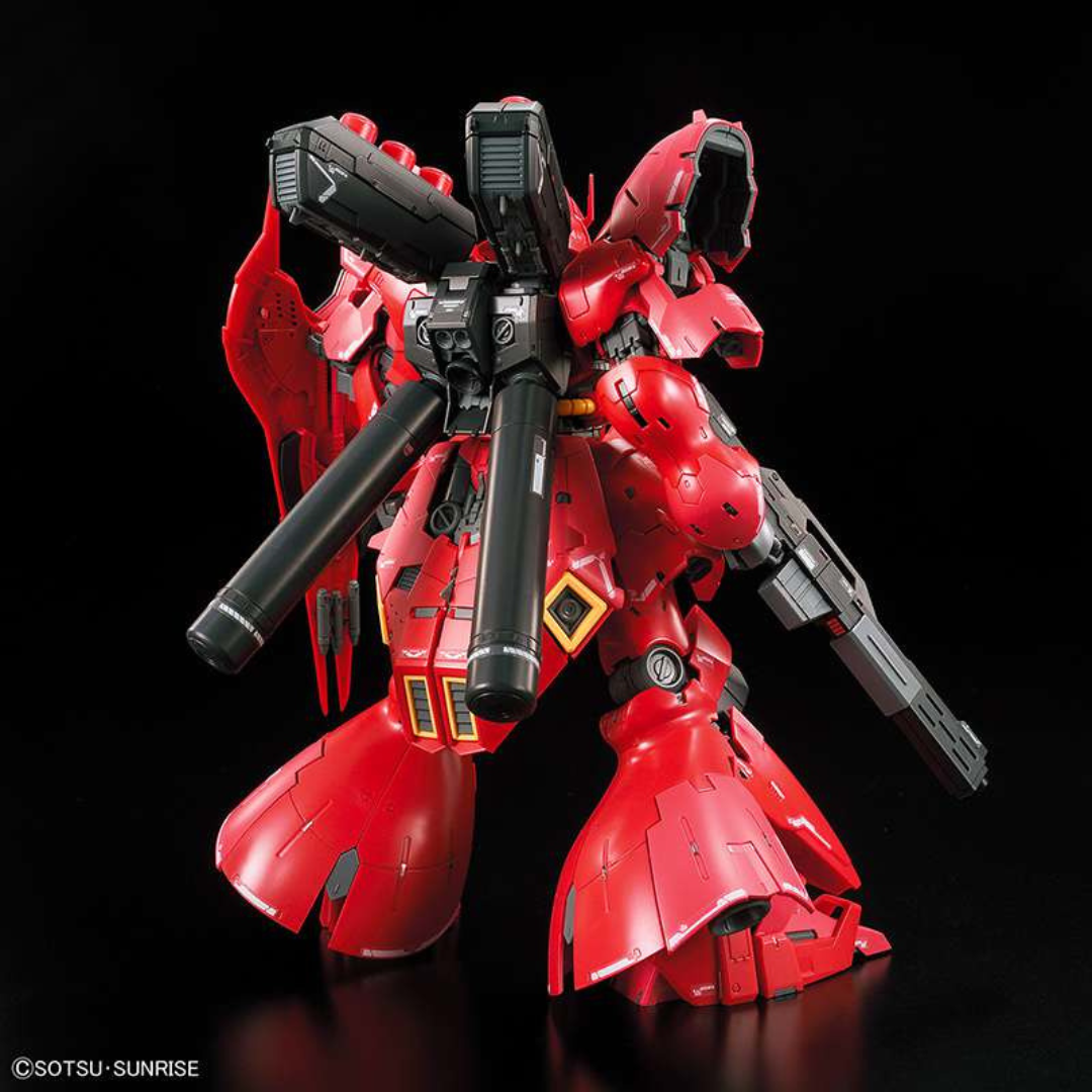 Gunpla RG MSN-04 Sazabi 1/144 in posa d’azione, mobile suit rosso di Char Aznable da montare, dettaglio realistico e armi incluse Bandai