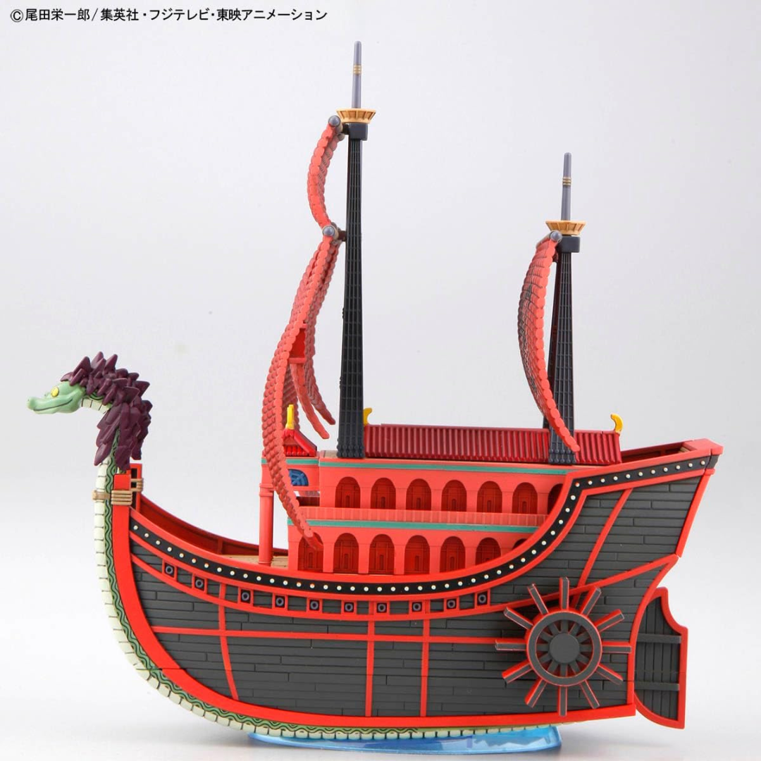 Illustrazione della nave Nine Snake Ship di One Piece e Boa Hancock sulla confezione del kit Bandai da assemblare senza colla, linea Grand Ship Collection