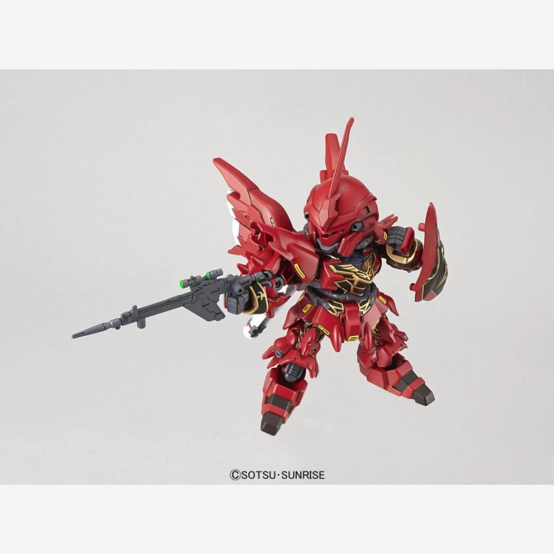 Model Kit SD Gundam EX-Standard MSN-06S Sinanju Bandai – Gunpla rosso compatto da montare senza colla, con dettagli dorati e armi incluse.
