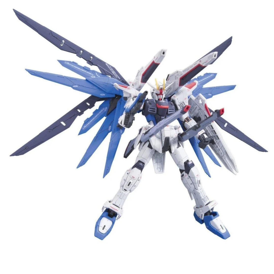 Freedom Gundam RG 1/144 Bandai con ali Full Burst Mode e dettagli realistici. Gunpla ZGMF-X10A per fan di Gundam SEED su weeaboverse.it