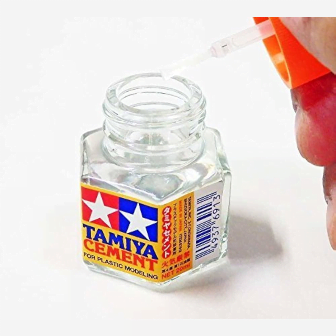 Colla liquida Tamiya Cement 40ml con pennellino – adesivo per plastica ideale per modellismo statico, Gunpla e riparazioni di precisione.